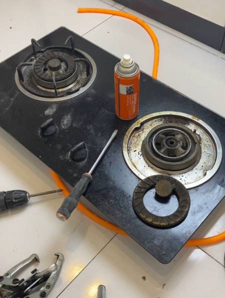 燃气灶火盖不好拆,来了5个维修师傅都走了,看我如何搞定-度小视