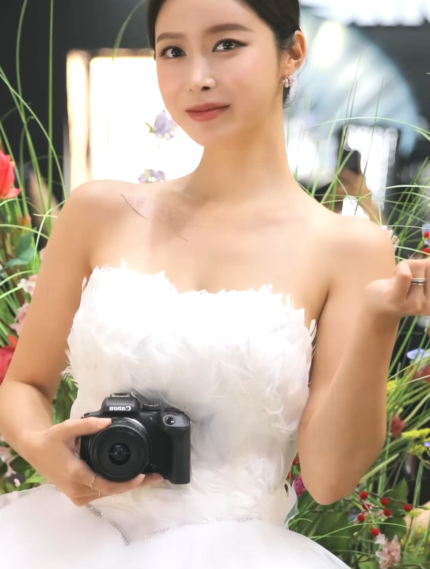 美女车模素衣,精彩视频第11弹,精致容颜婀娜身姿,让人怦然心动