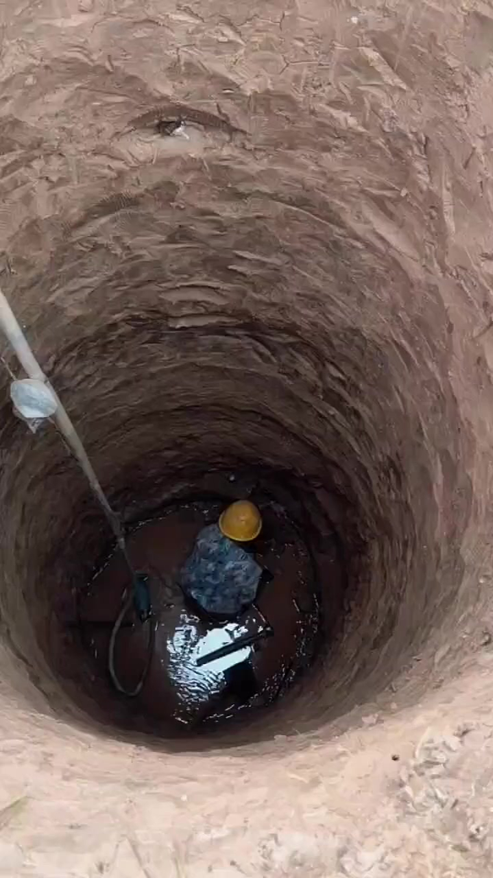 人工挖井再砌上砖看着就清澈的水上来了