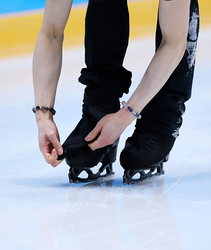 发售前决定重版,羽生结弦时尚首刊卖爆!但大家都被他的脚戳到了