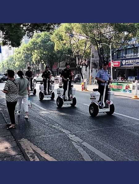 平衡车巡逻队!-度小视
