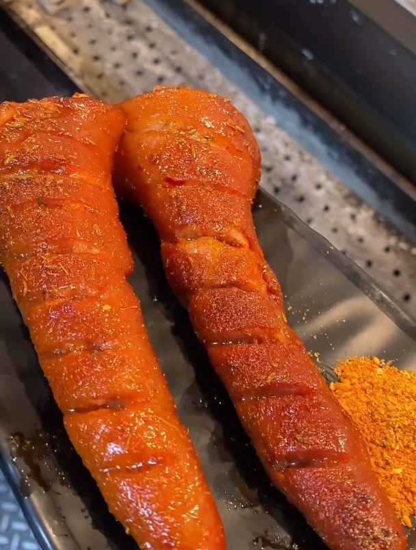 锦州烧烤有生烤和熟烤,卤熟的猪尾巴加上碳火的熏烤,味道一绝