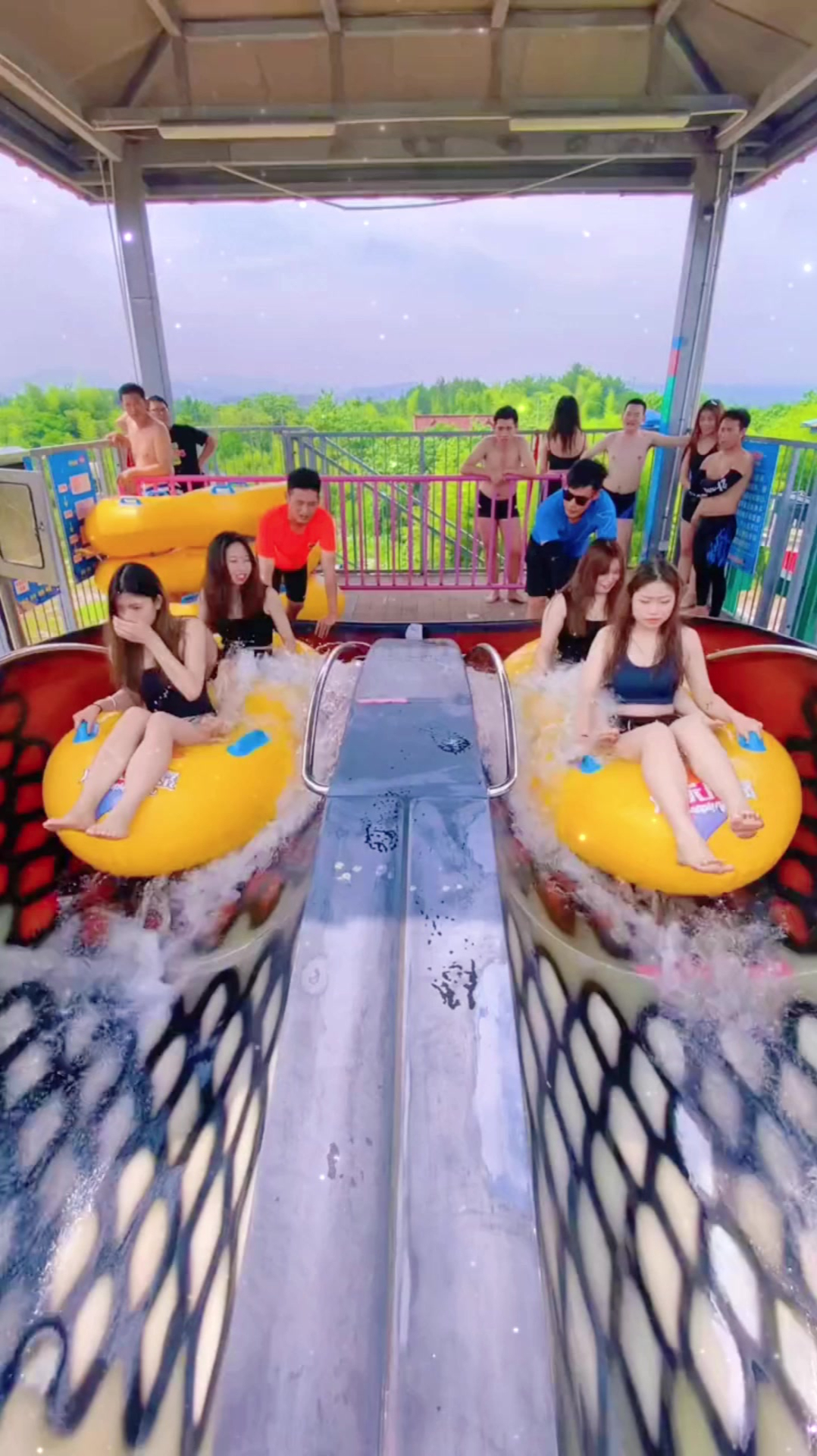 水上乐园的泳装小姐姐看到她穿的这身比基尼真是性感又甜美