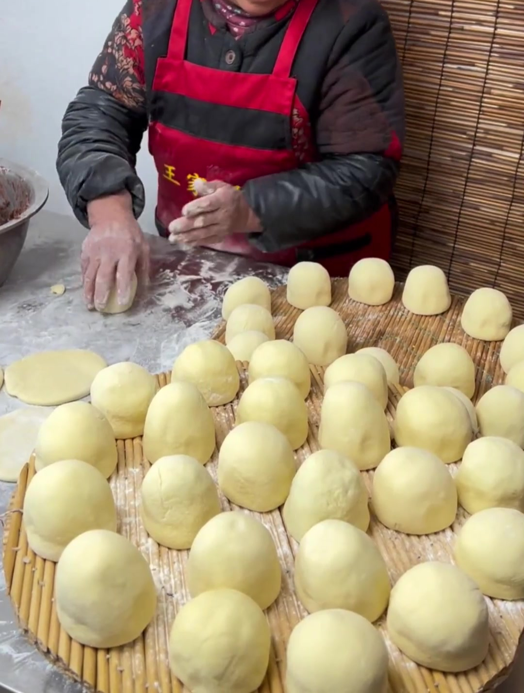 今天奶奶蒸的过年的豆馅馒头,不知道为什么,年馍豆馅馒头最好吃