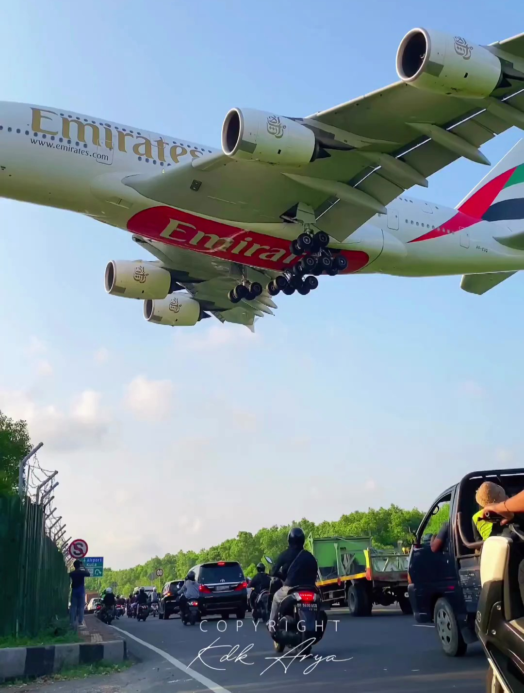 阿联酋航空空客a380降落在巴厘岛伍拉·赖国际机场27号跑道