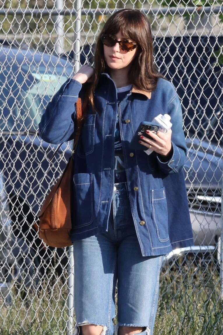 达科塔-约翰逊真会穿搭,一身牛仔复古风,简直就是时髦精本精了