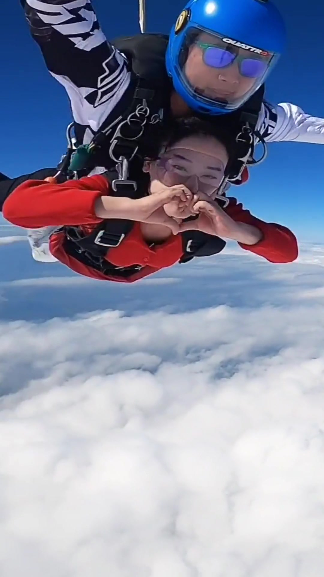 美女挑战跳伞极限运动,还跟屏幕打招呼,身后教练紧抓着不放!