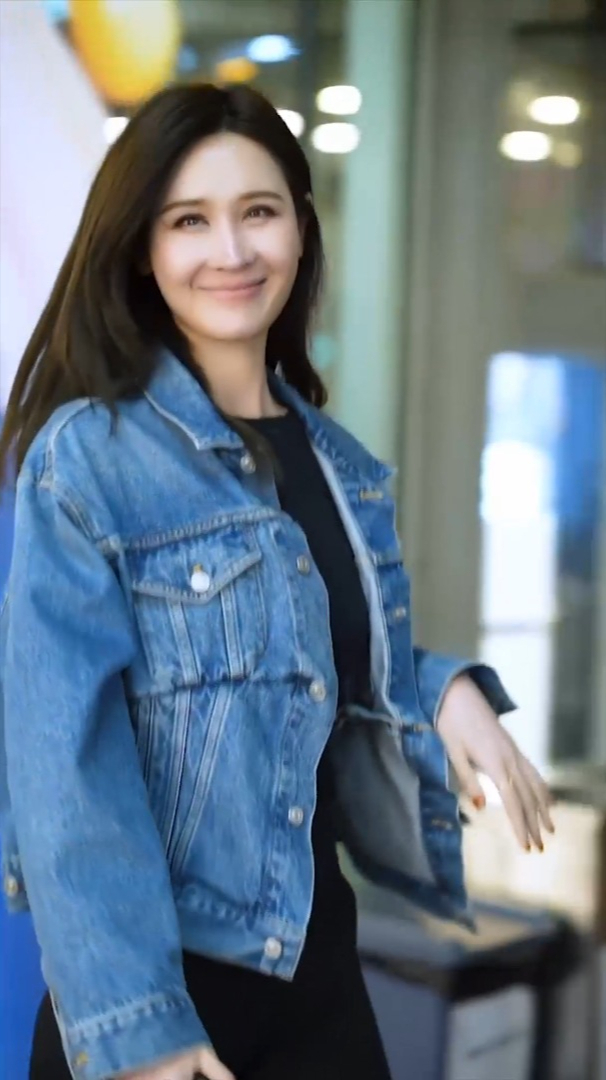 蓓蓓爱路拍小姐姐这大长腿逆天了啊真怕她被风吹走