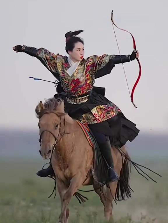 女子骑马比男的还帅气,我也想这样骑马,太潇洒了!-度小视