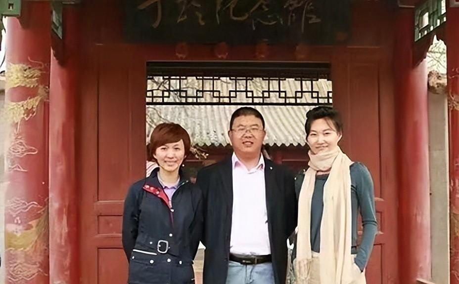 父亲成绩更是优异,毕业于清华大学,曾担任中共沈阳市委常委,副市长