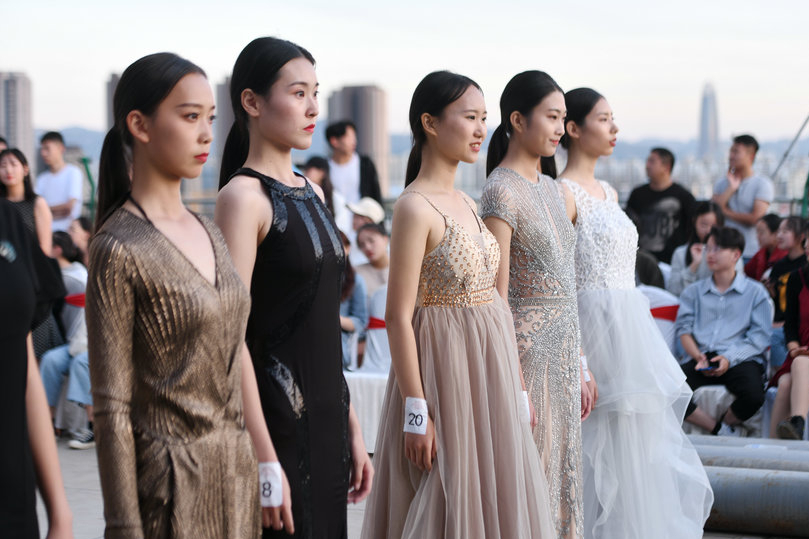 女大学生参加模特比赛,"性感穿着"引发争议,网友:伤风败俗!