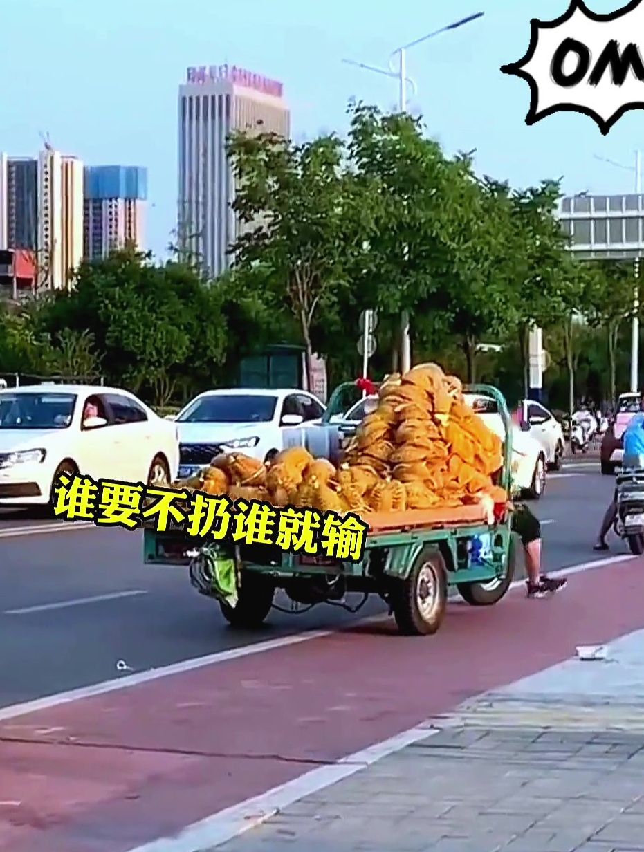 两位小贩斗气往河里扔榴莲,"谁不敢扔谁就输"-度小视