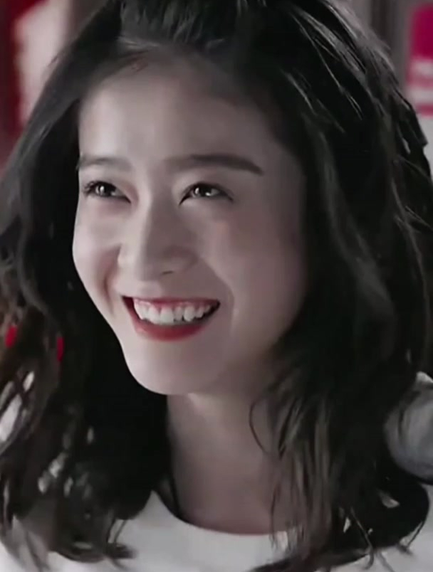 拥有小虎牙的张雪迎笑起来真好看-度小视