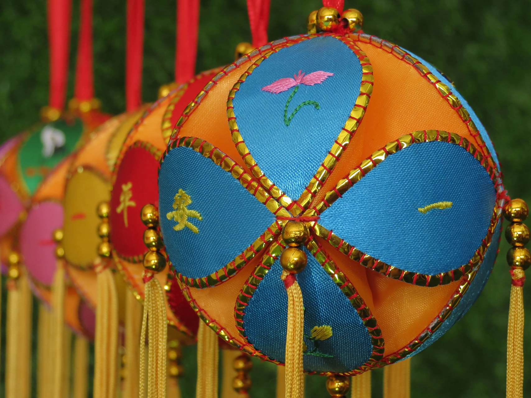 [原文:壮族绣球的寓意与象征 传.