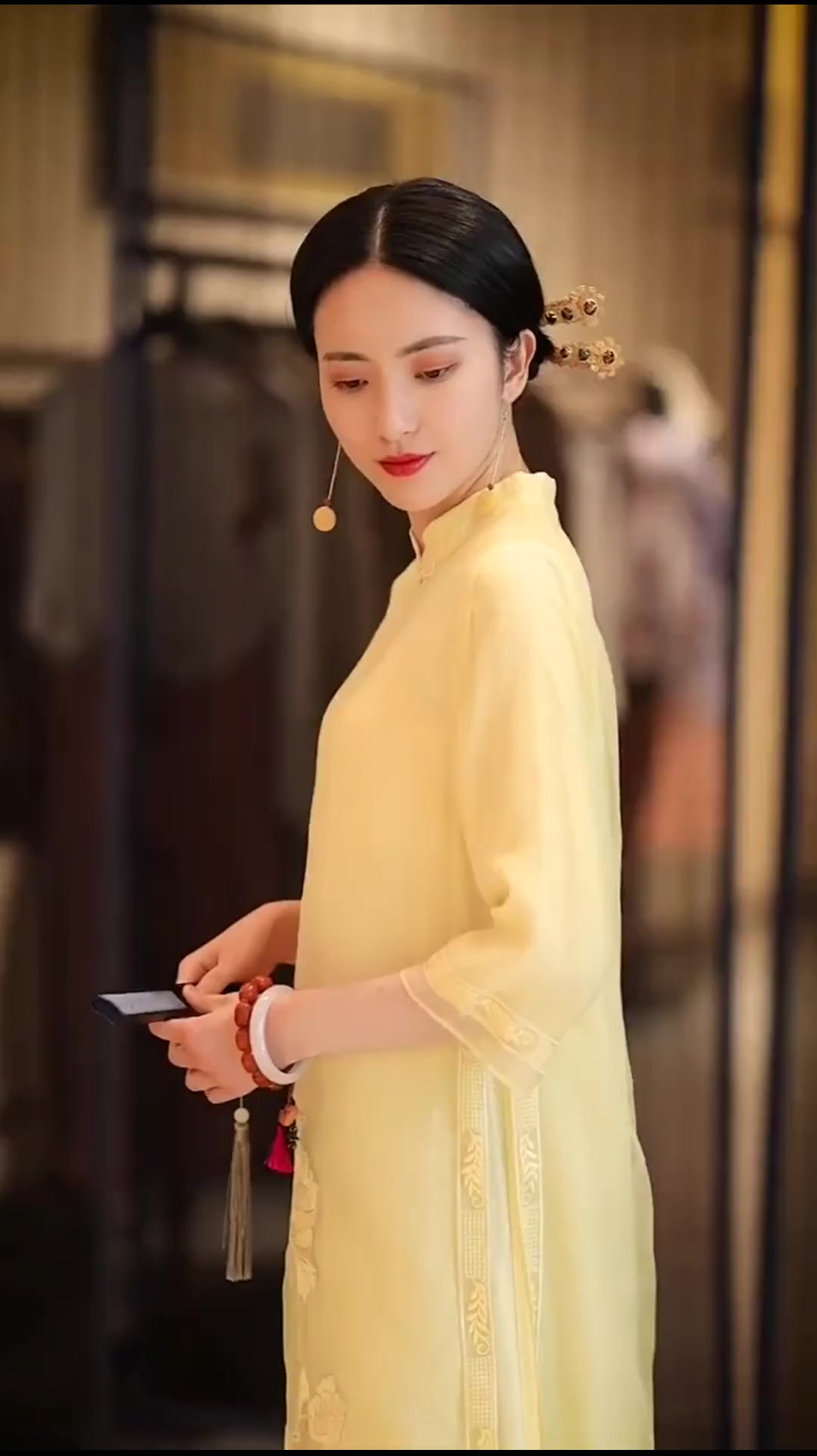 集优雅与美貌于一身,一举一动透出端庄大气,爱了!