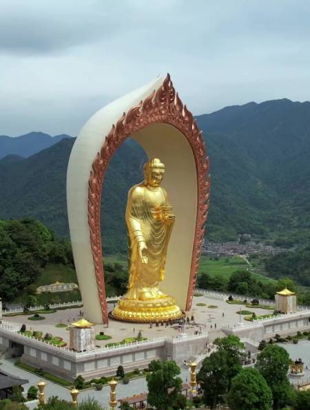 世界上最高的阿弥陀佛金身像耗资10个亿48公斤黄金镀