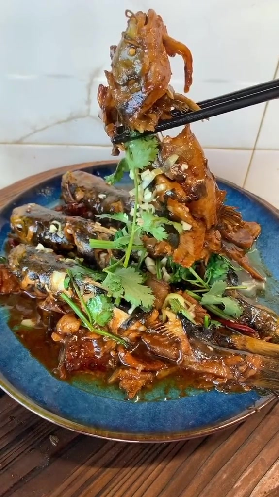 在家做个拿手菜外观不好但非常好吃的酱焖嘎牙鱼-度小视