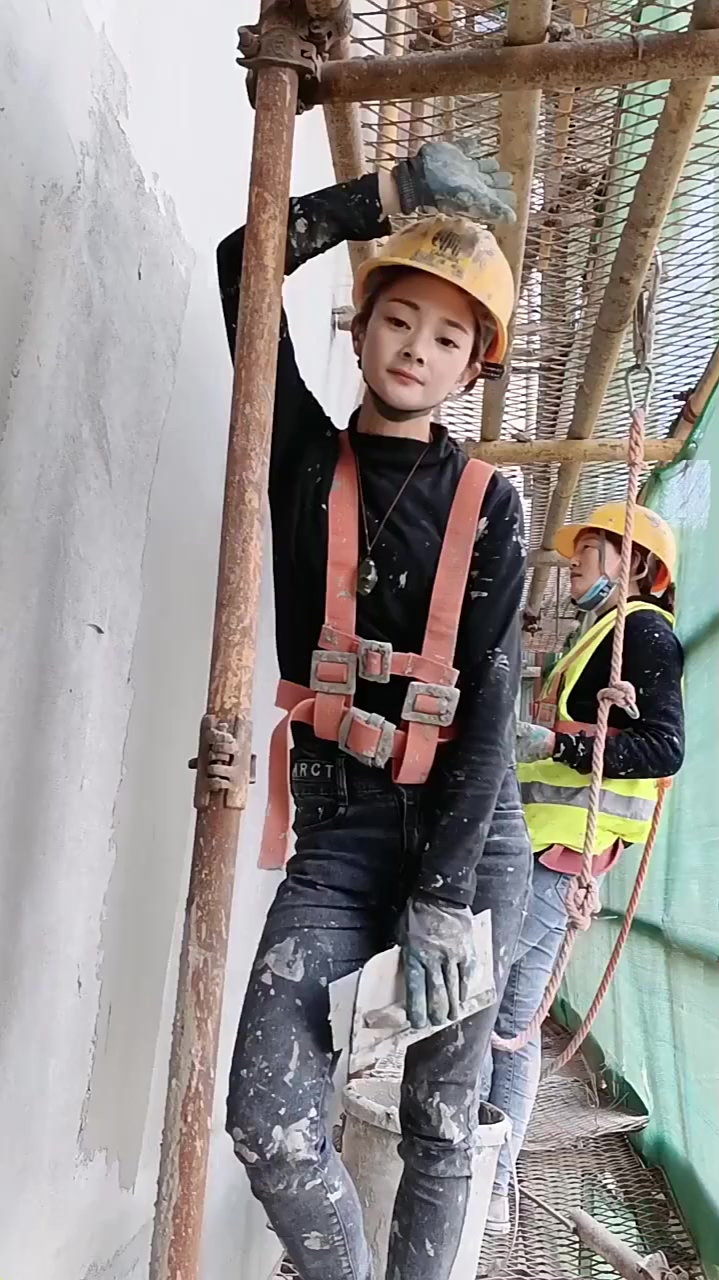 工地上的美女,男朋友跟别人跑了,自己打工养两个孩子