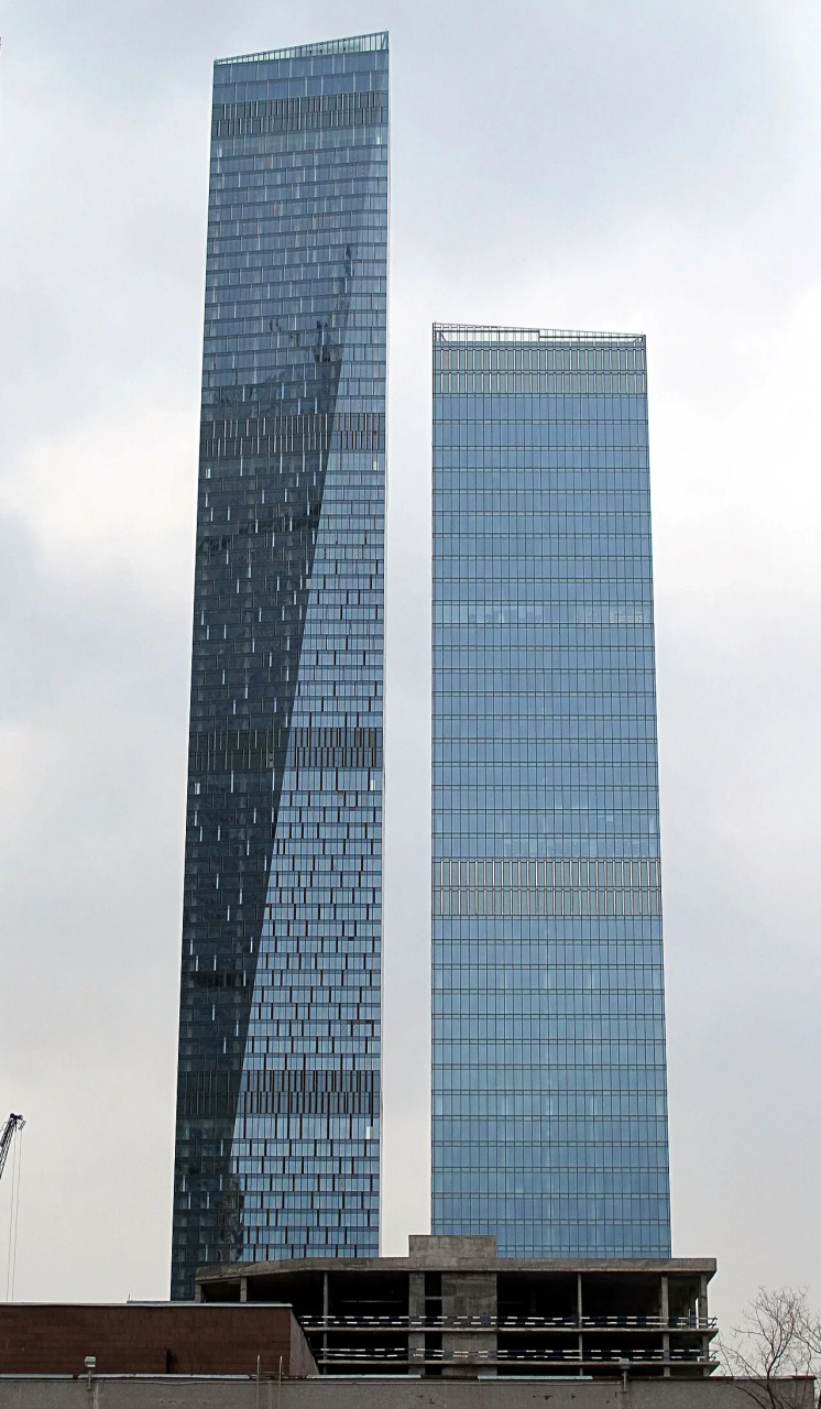 莫斯科被袭击的这座摩天大楼叫oko塔,由两座摩天大楼组成,是俄罗斯最