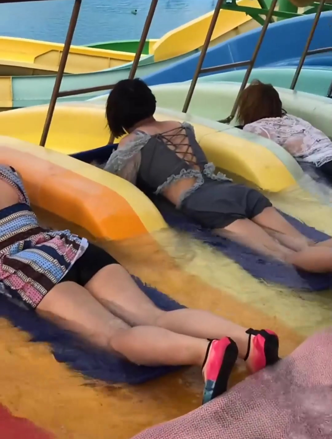 在水上乐园比基尼美女,看到眼前这一幕,也没人接着她-度小视