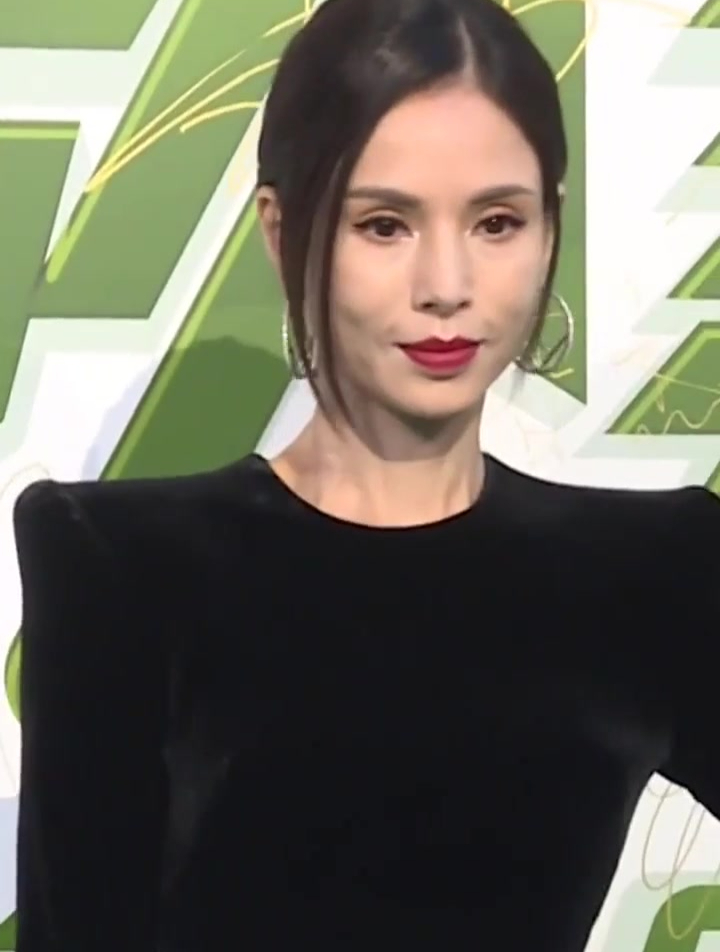 小龙女李若彤走红毯,当镜头拉近的那一刻,这双眼睛还是这么美-度小视