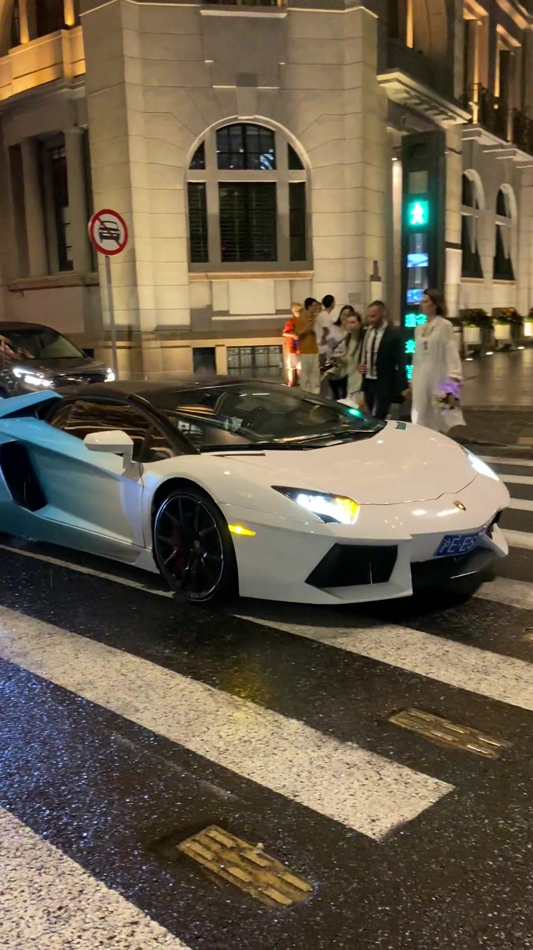 上海富豪开渐变色兰博基尼大牛来外滩兜风