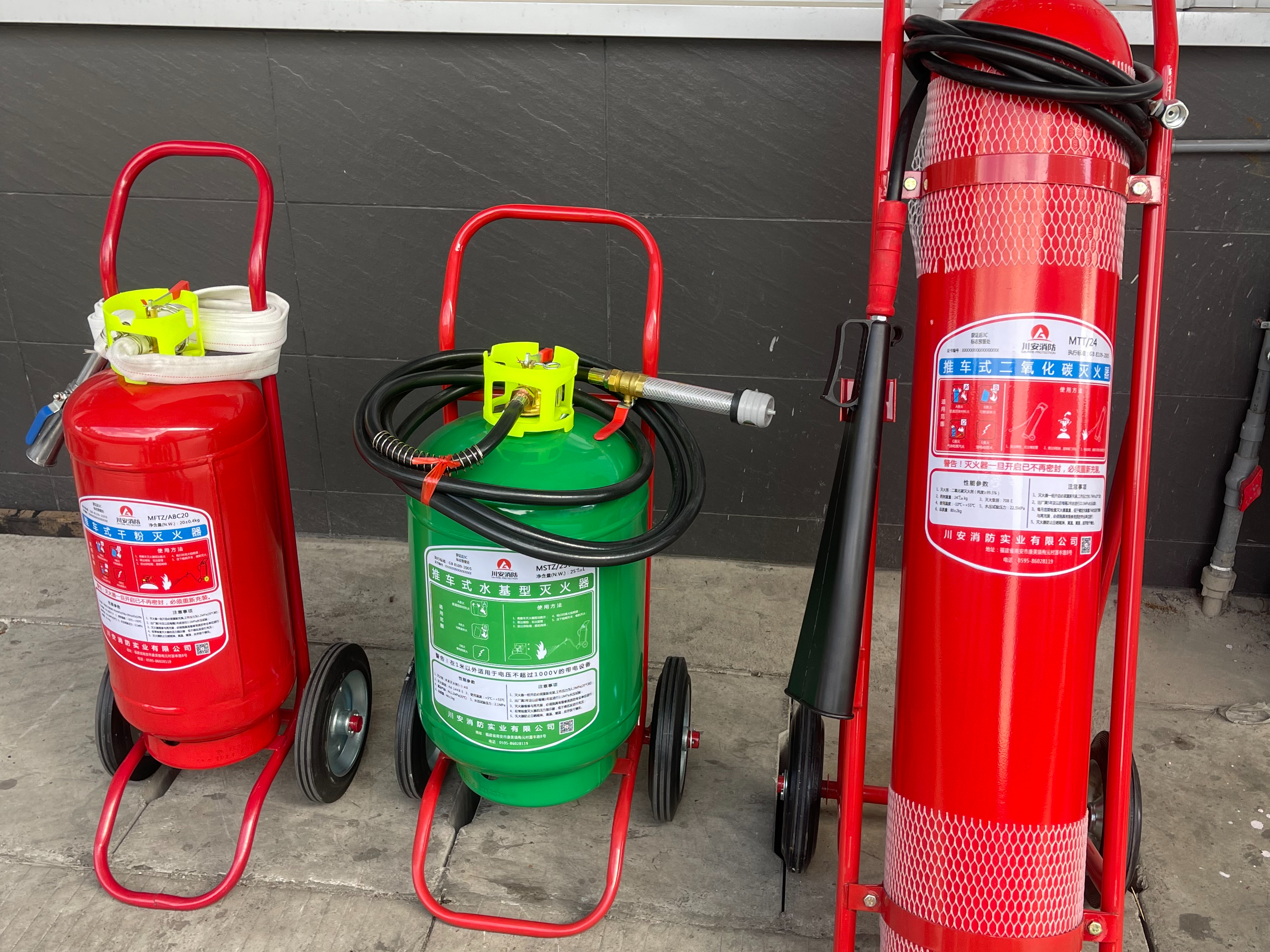 推车式二氧化碳灭火器使用方法