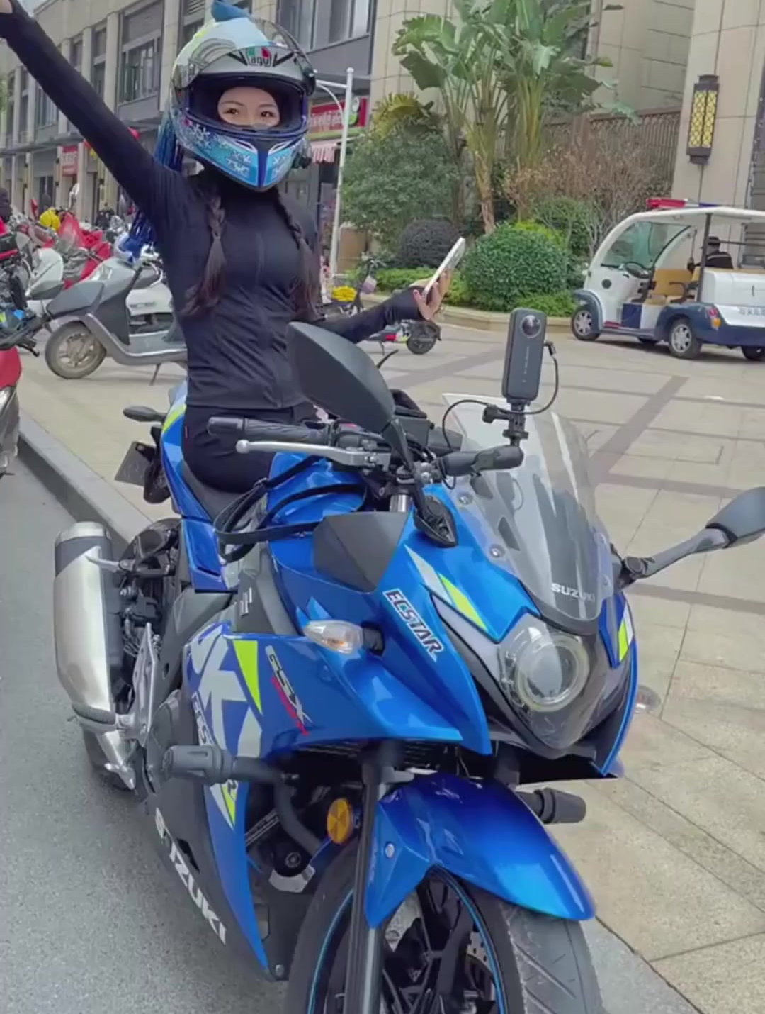 好霸气的美女指挥官,看完她的摩托车,不敢上前搭讪了!