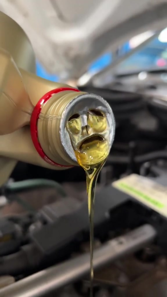 人国人不能吃太饱,倒个机油都能玩出花,太闲了