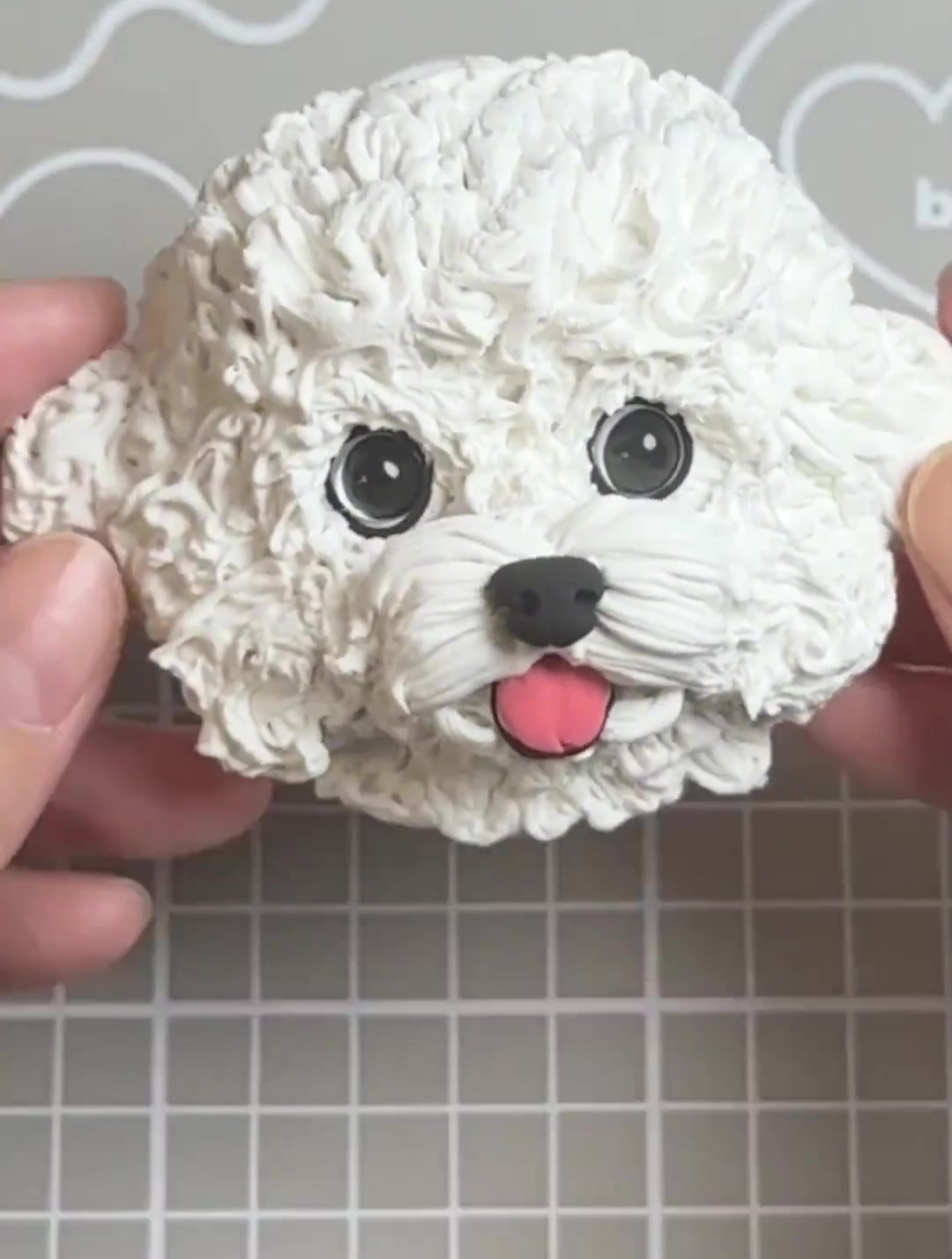 最近小小7被一只小比熊犬圈粉了,于是我就用粘土捏了一只