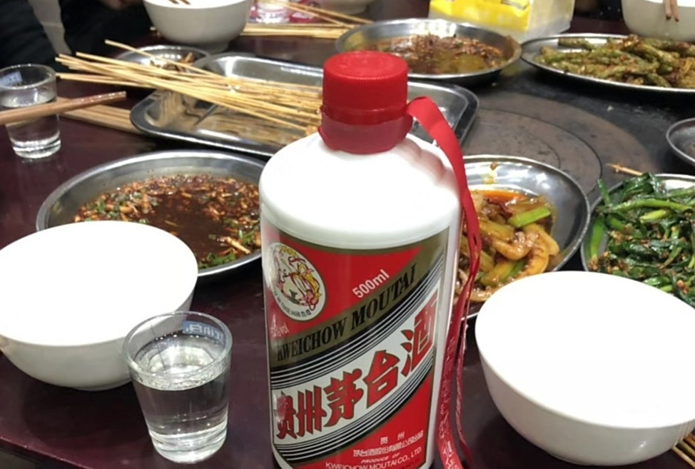 在陕西,高档宴席喝茅台,低档酒席多喝西凤酒,平时偏爱这几款酒
