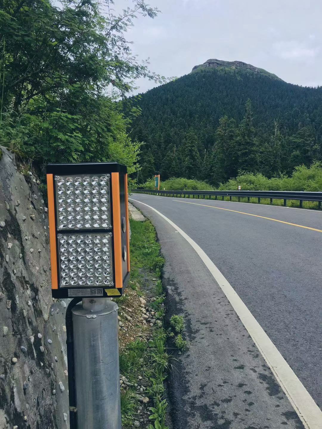 雾区诱导警示灯夜间安装效果