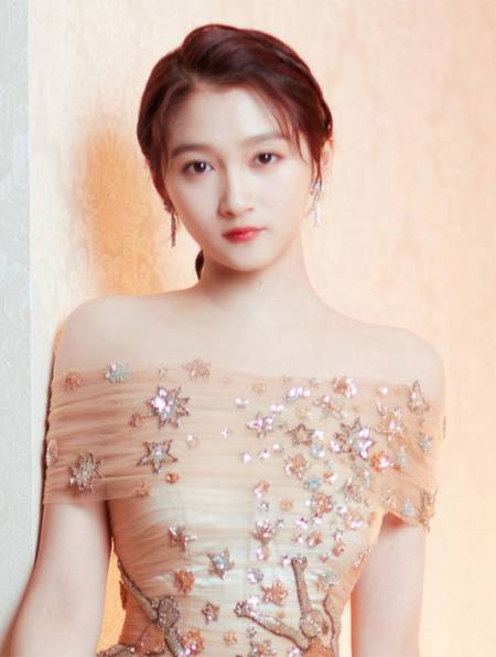 "背靠京圈"关晓彤:暧昧九宫格气坏鹿晗粉,成张艺谋捧人工具6