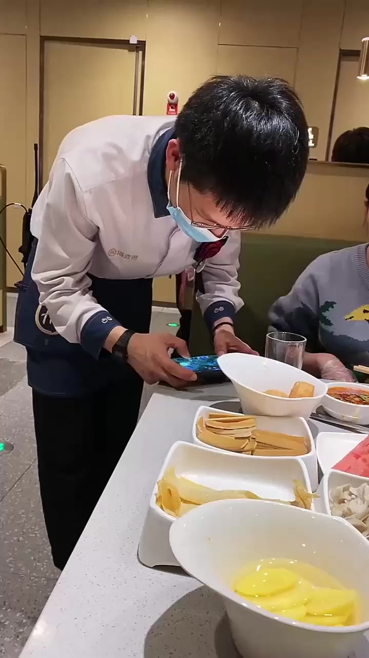 海底捞的服务真到位,连游戏都能代打,小姐姐这回王者有望