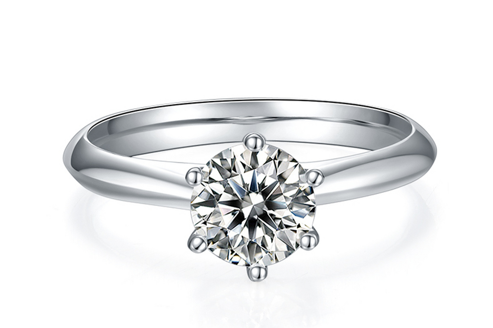 备婚时定制了一枚经典六爪钻戒,简约高级.