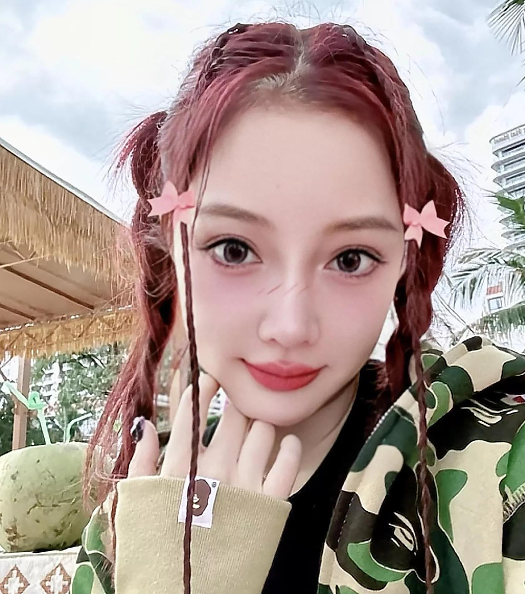 李小璐晒三亚与神秘男合照,举止亲密,大秀好身材