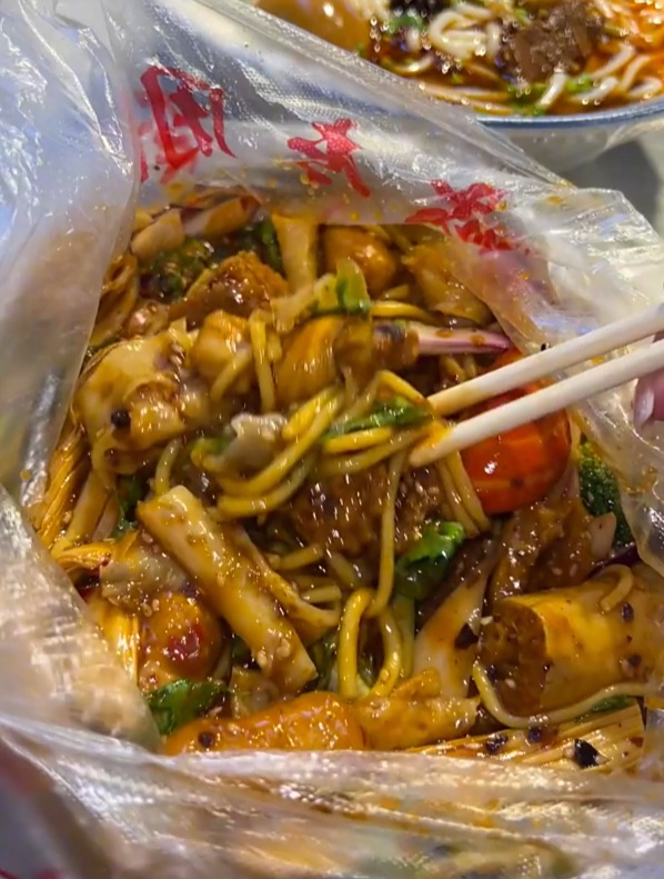 路边摊美食拌辣串,深夜必备夜宵