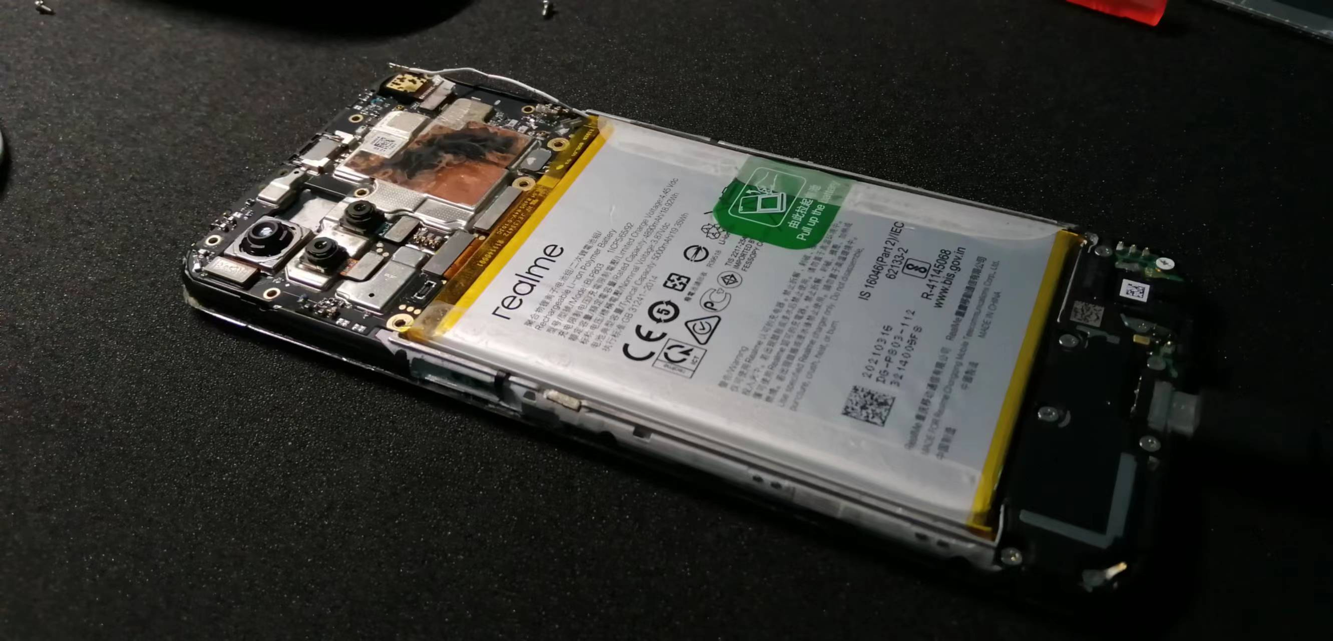 手机进水之后主板坏了,屏幕的排线也全部腐蚀了,本来已经不准备修了,