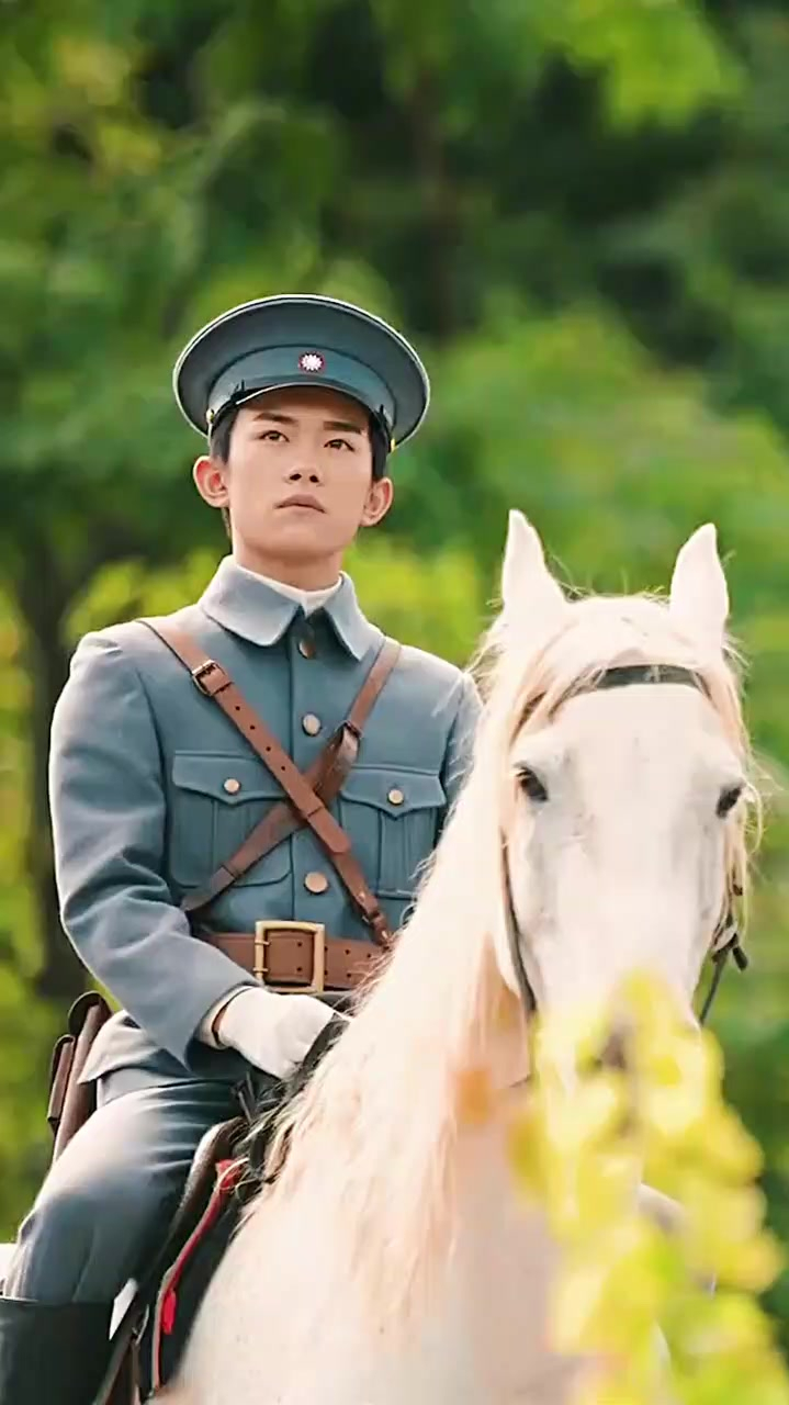 易烊千玺的民国装扮骑马太帅了