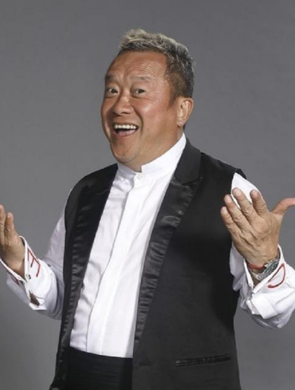 69岁曾志伟强吻女模嘴,女方表情嫌弃,网友:感觉蓝洁瑛事是真的