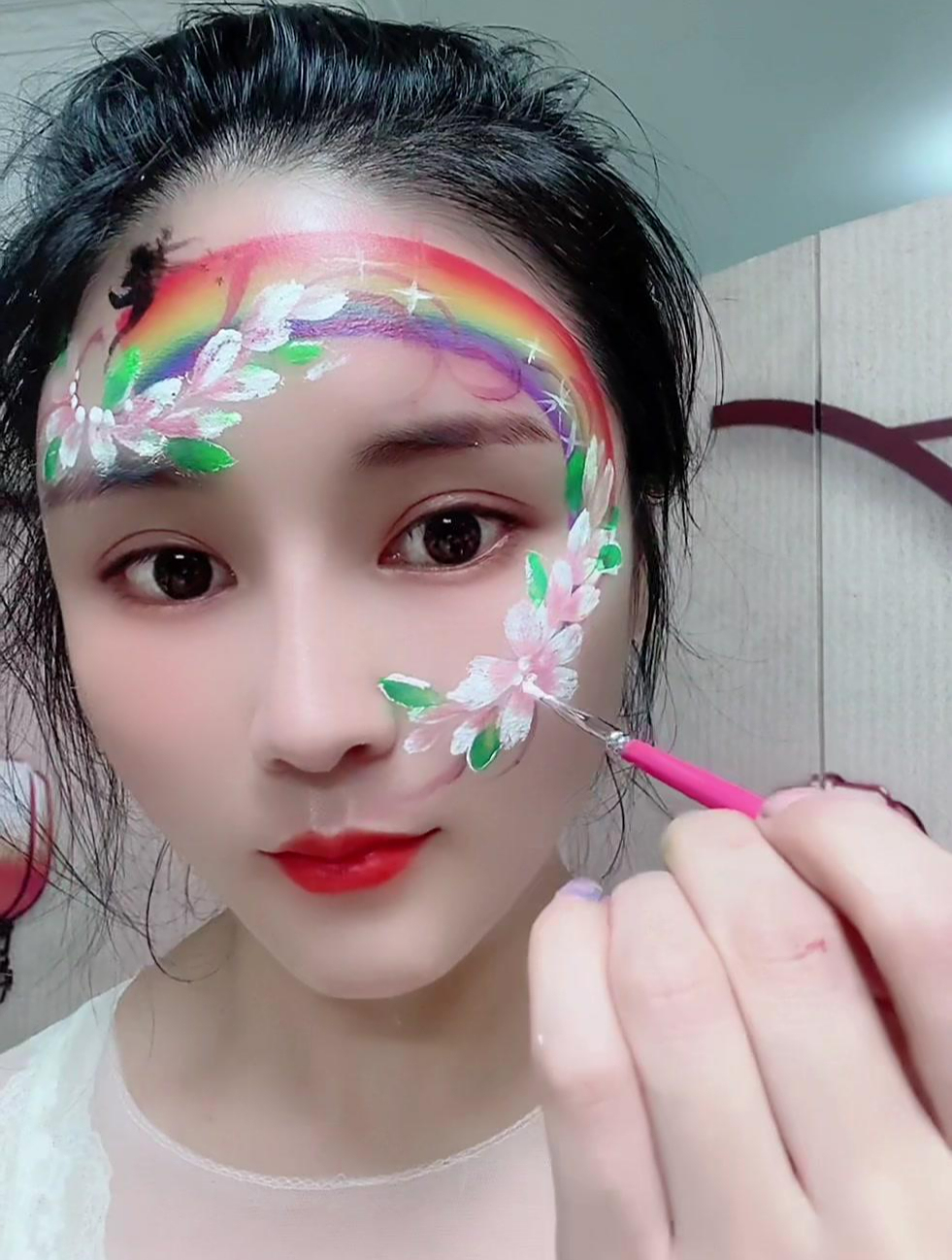 忙里偷闲,仓促来一个最近很火的面部彩绘,花仙子-度小视