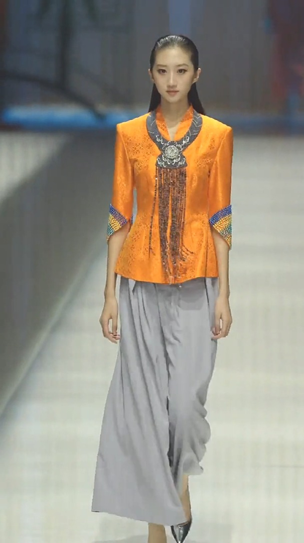 时尚民族风服饰一体,设计师真的很有才,你喜欢这样的服饰吗?