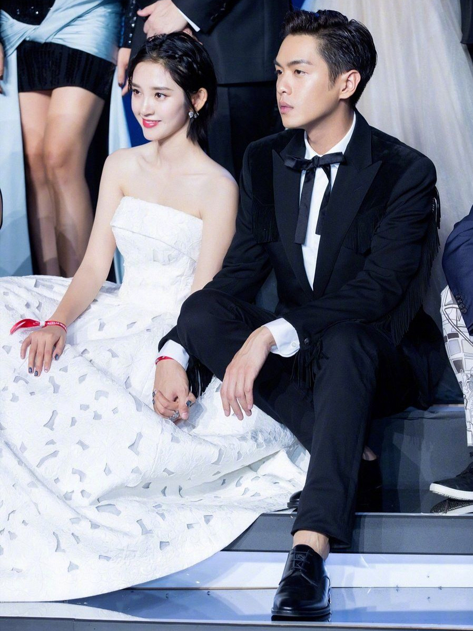 这组图中唐艺昕被爱情滋润,一如少女模样.