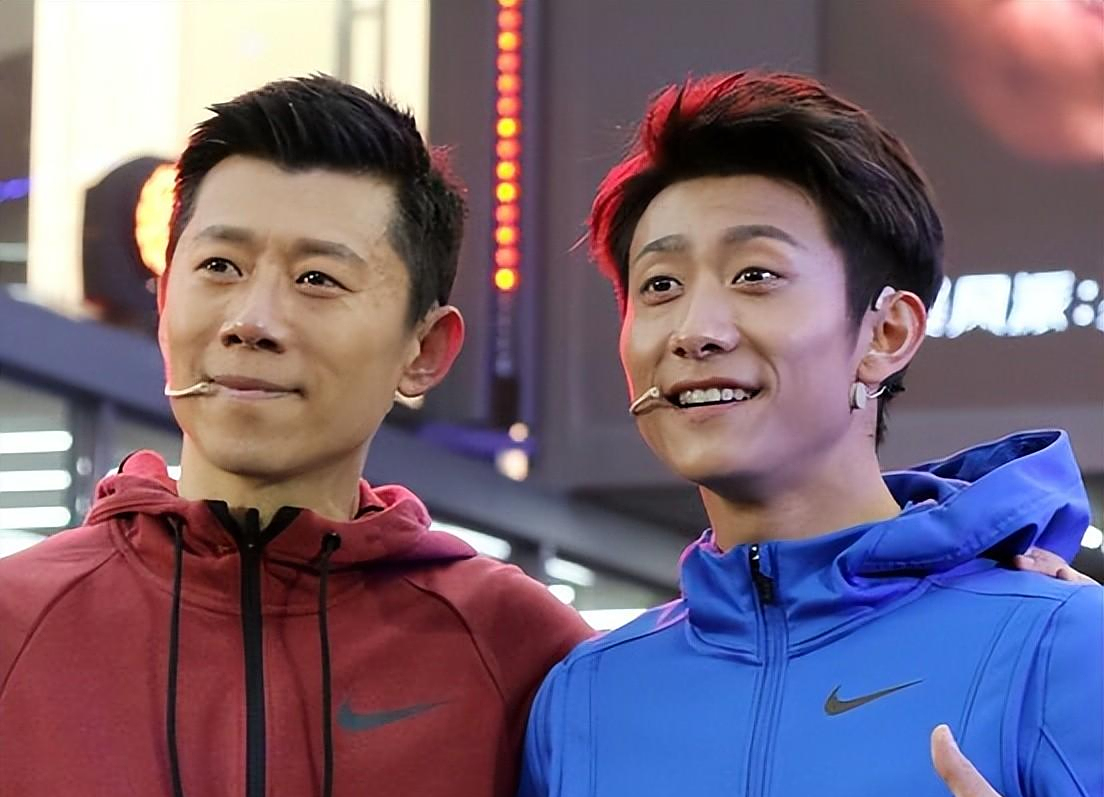 明明长了一张相似的脸,一个帅一个"土",颜值差距