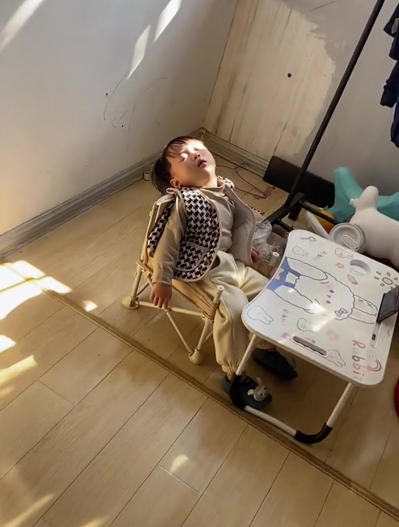 写着写着作业没动静了,打开门一看气坏我了-度小视