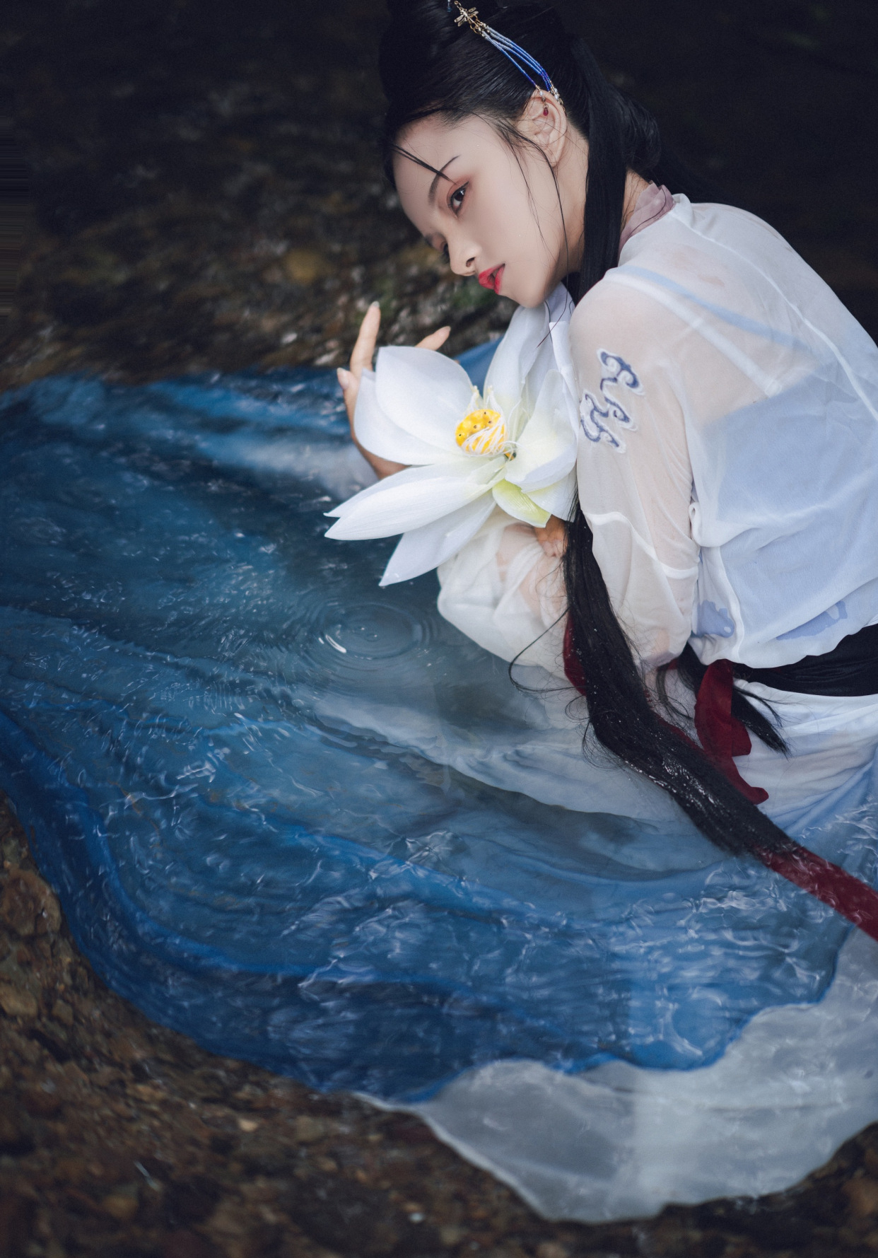 谢安然为美也是"豁出去"了,躺在水里拍摄还坚持穿汉服,够拼