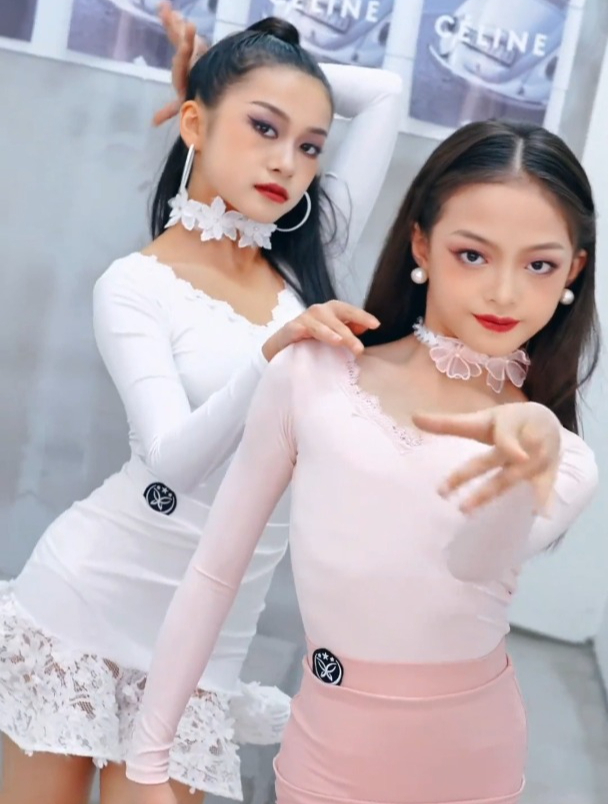 好漂亮的两个小姑娘,这拉丁舞服太美了