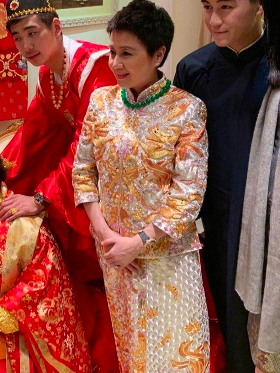 赌王三太和四太都戴着翡翠 项三太陈婉珍与四太梁安琪的翡翠项链,宛如