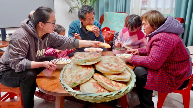 [图]烙几个蒜苗油坨坨，煮一些酸汤饺子，简单过个小年！