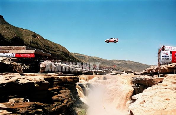 柯受良飞越黄河后,曾许诺为他抚养妻儿的刘德华,履行承诺了吗?